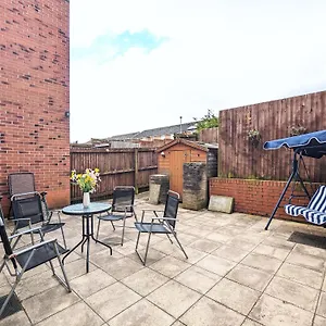 Holiday home Large 4-bedrooms & 3 Bath Townhouse, Free Parking